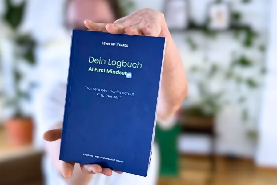 Level-Up Logbuch in Händen